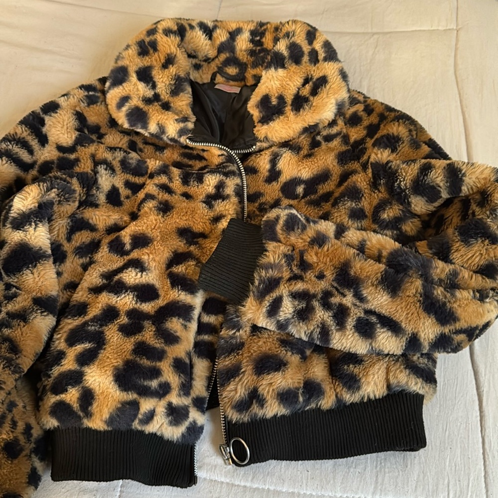I’m selling a size S/CH (3-5) Cheetah print Jacket.